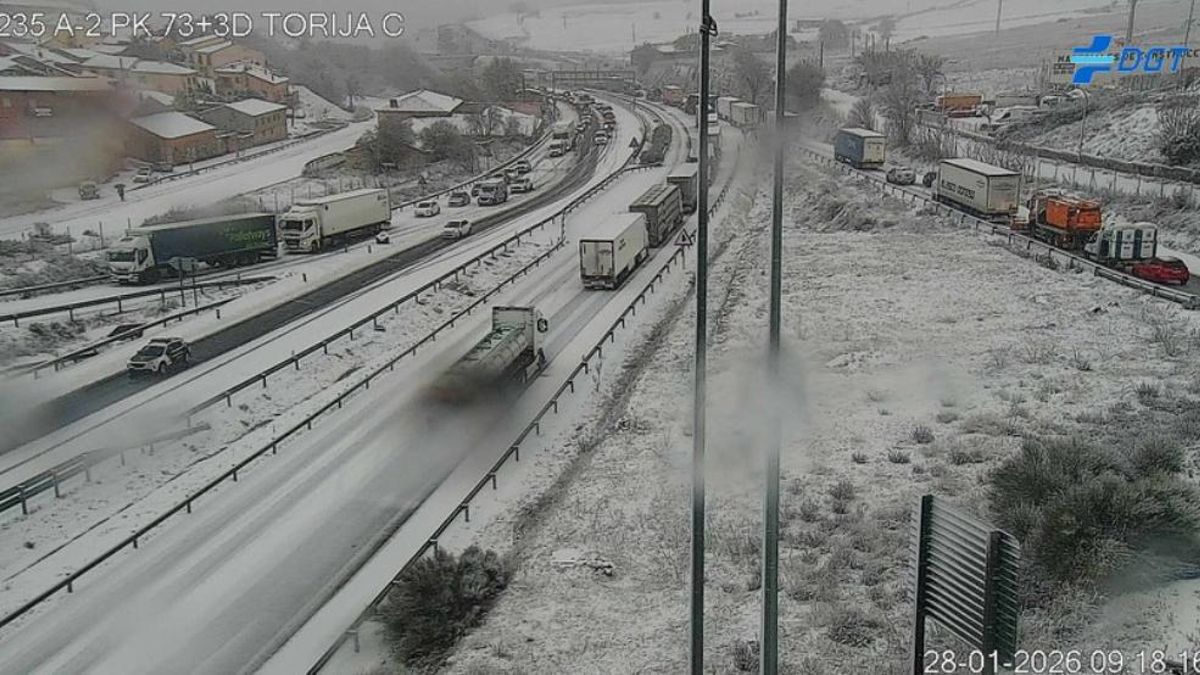 La nieve en Torija dificulta la circulación por la A-2, mientras que las inclemencias causan varios incidentes en Castilla-La Mancha