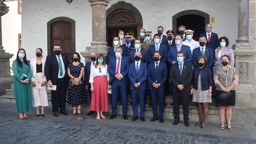 Cargos públicos asistentes al acto.