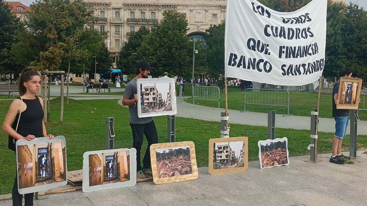Exposición de cuadros alternativa organizada frente al Banco Santander.