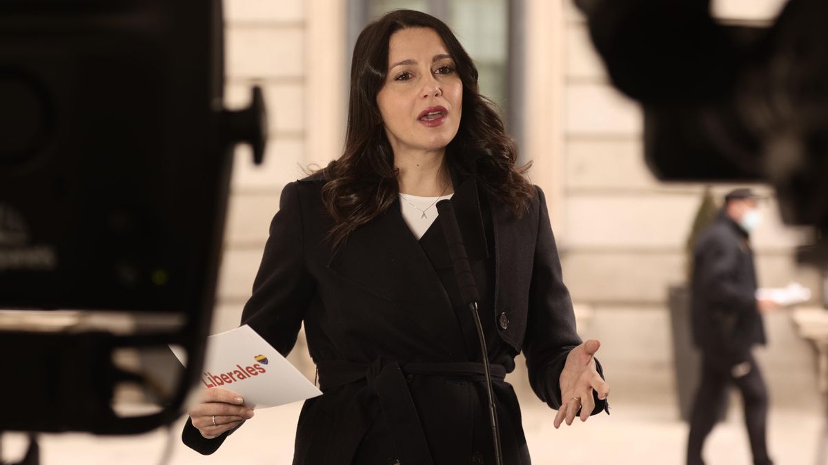 La líder de Cs, Inés Arrimadas, interviene en una rueda de prensa al mismo tiempo que se celebra una sesión plenaria en el Congreso