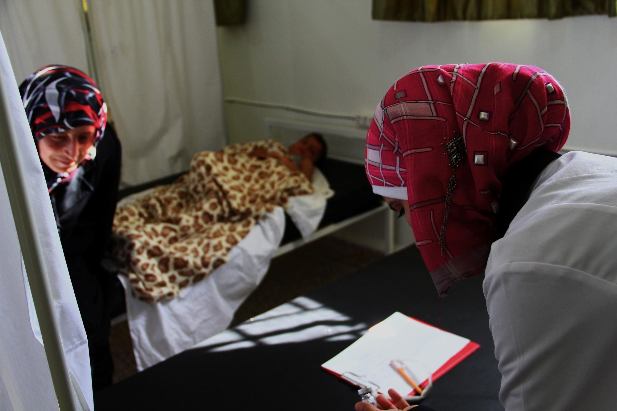 Empieza el éxodo y la familia acabará en la gran ciudad del norte sirio: Alepo, el principal centro económico del país. Tras cuatro meses de calma, la guerra llegó a Alepo. En verano de 2012 el ejército sirio y la oposición armada empezaron una lucha calle a calle para controlar uno de los principales centros industriales del país. La familia de Azaz se vio atrapada en esta vorágine de violencia. Hospital de campaña de MSF en el norte del país.