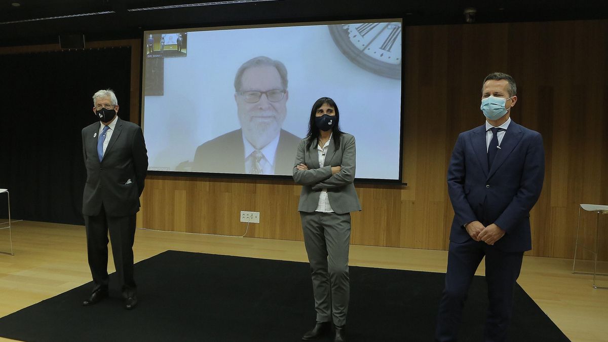 El catedrático Pedro Miguel Etxenike, la rectora de la UPV/EHU, Nekane Balluerka, y el consejero de Educación, Jokin Bildarratz