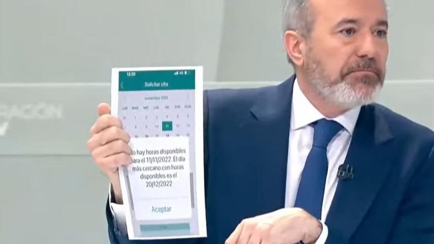 Azcón muestra una solicitud de cita médica de Aragón de 2022.