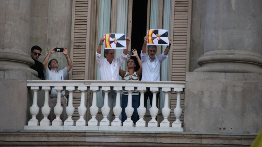 Joan Garriga y Gonzalo de Oro, diputado y concejal de Vox, exhiben banderas de Ceuta desde el balcón del Ayuntamiento de Barcelona