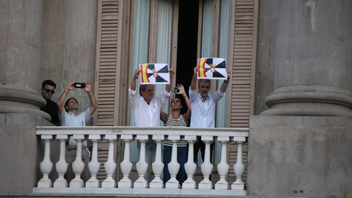 Barcelona abre un expediente al líder de Vox por mostrar una bandera de Ceuta desde el balcón del Ayuntamiento