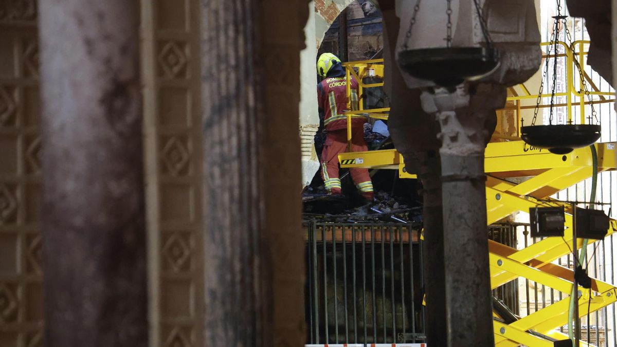 Los bomberos de Córdoba seguían trabajando en el interior del monumento a primera hora de la mañana.