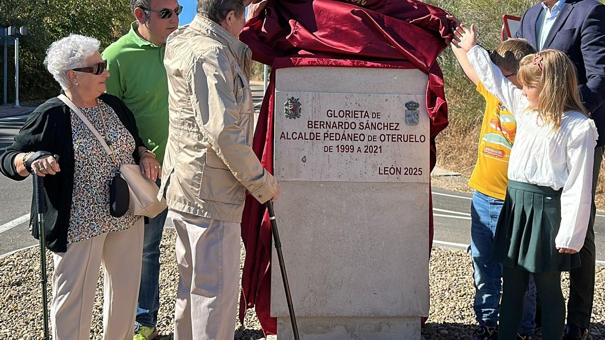 Detalle del monolito en la glorieta de acceso a Oteruelo de la Valdoncina, en León.