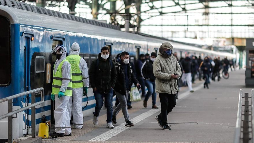 Personas circulan este lunes en la Estación Ferroviaria de Constitución en la ciudad de Buenos Aires (Argentina).