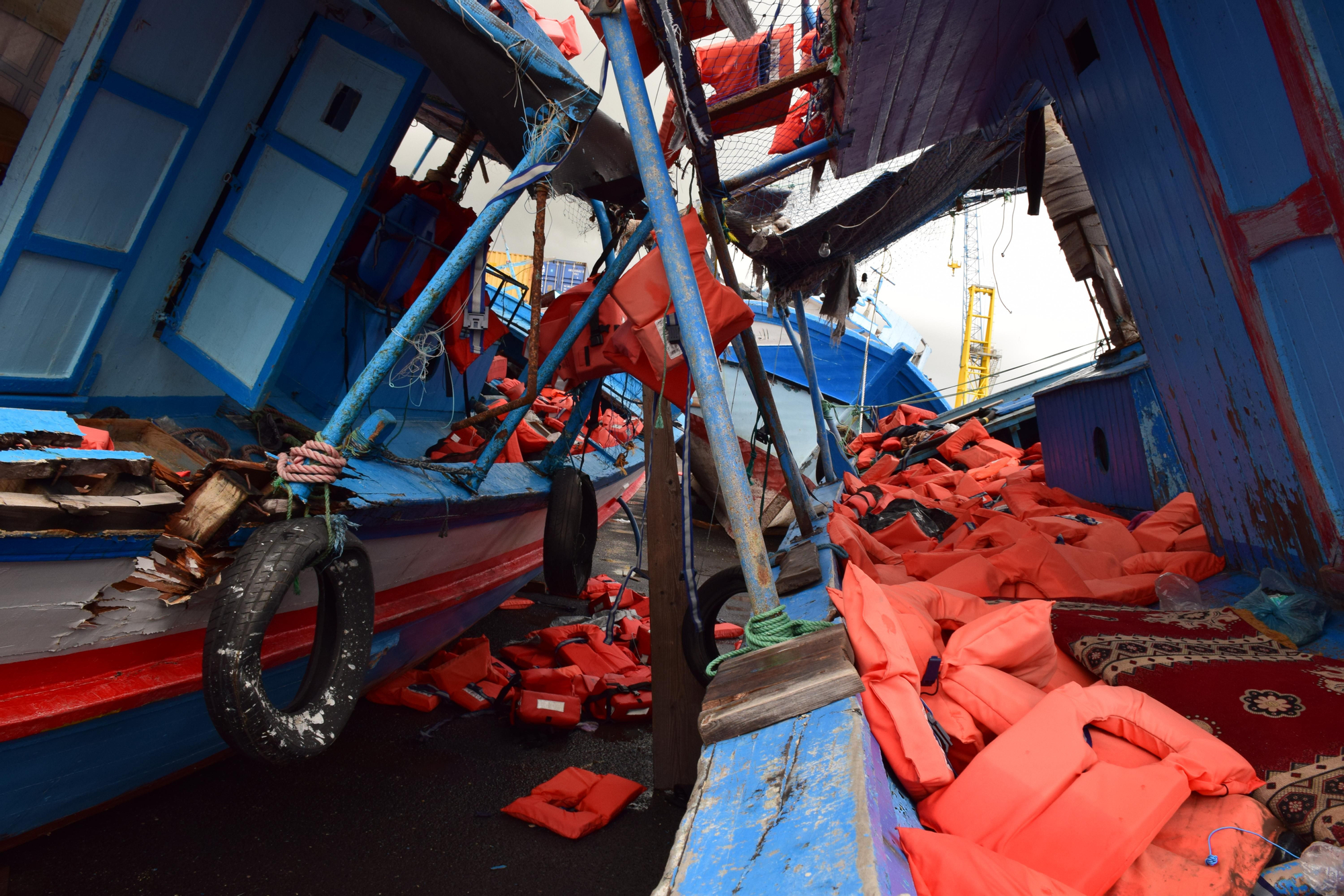 Chalecos salvavidas y las pertenencias de las personas migrantes que viajaban en los barcos quedan olvidados en el puerto de destino de Pozzallo, en Sicilia //. Fotografía: Luca Visone / MSF