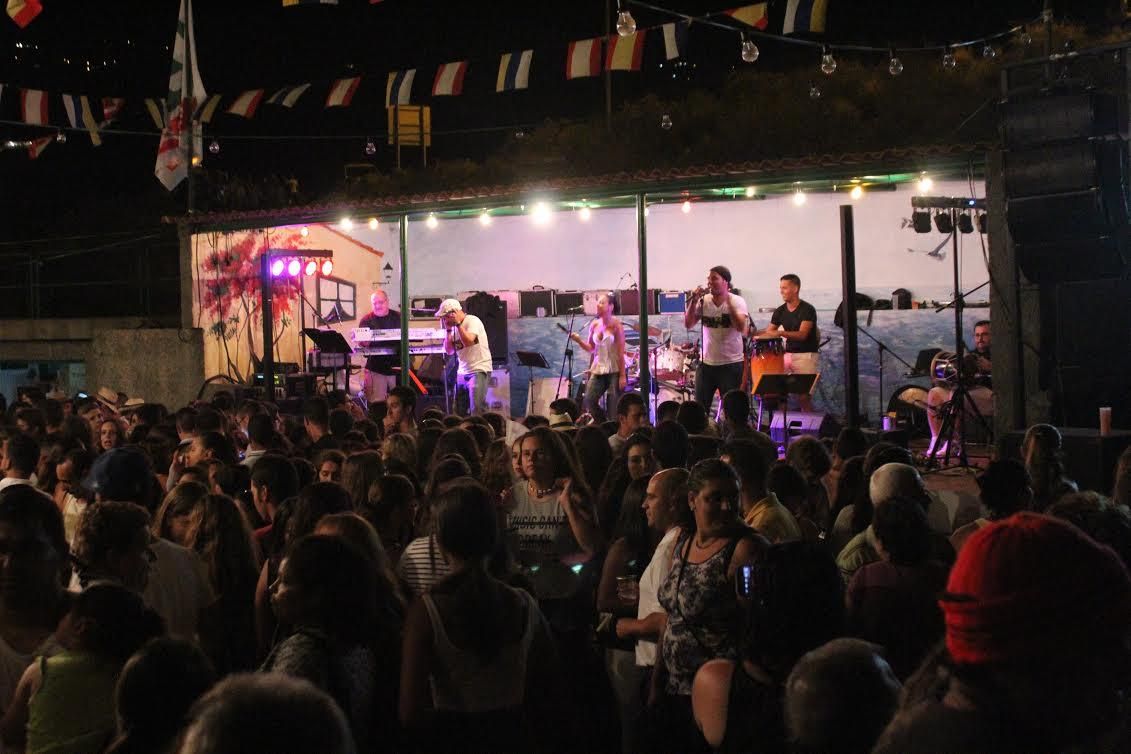 La verbena estuvo amenizada por las orquestas  'Arena Caliente' de La Palma y 'Nueva Ilusión' de Tenerife. Foto: JOSÉ AYUT.