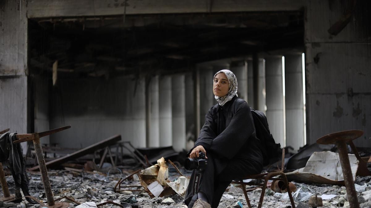 Una mirada a la vida entre las ruinas de Gaza: las fotos de Fatma Hassona, asesinada en un bombardeo israelí