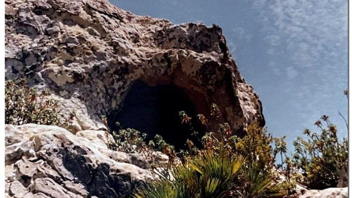 Exterior de la cueva de Atlanterra, en término de Tarifa.
