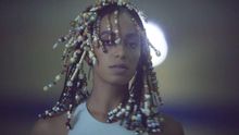Solange en su videoclip 'Don't touch my hair'