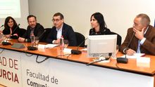 Rosana López , coordinadora de Publicaciones y Patrimonio Digital de la UMU; Pedro Hellín, decano de la facultad de Comunicación y Documentación, José Luján, rector de la UMU; Mª Teresa Pellicer, coordinadora de Medios Audiovisuales; y Pascual Vera, jefe del Servicio de Comunicación de la UMU.