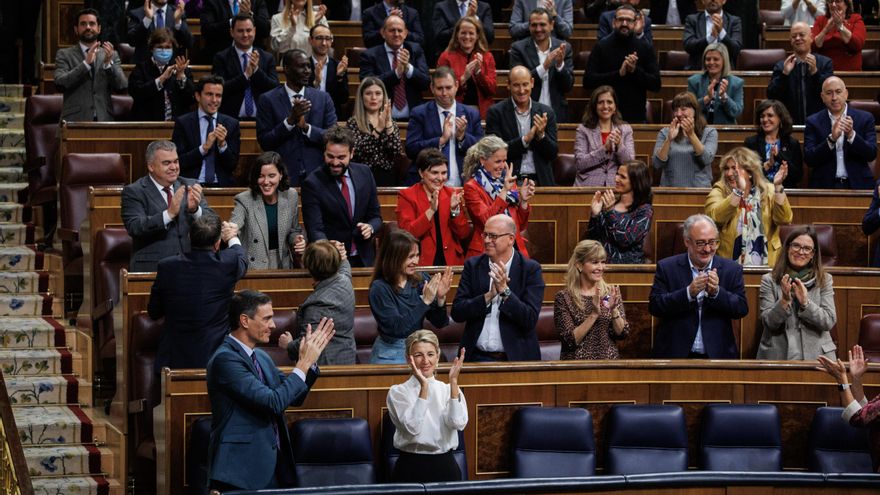 Los diputados aplauden en el congreso tras la aprobación de los PGE2023