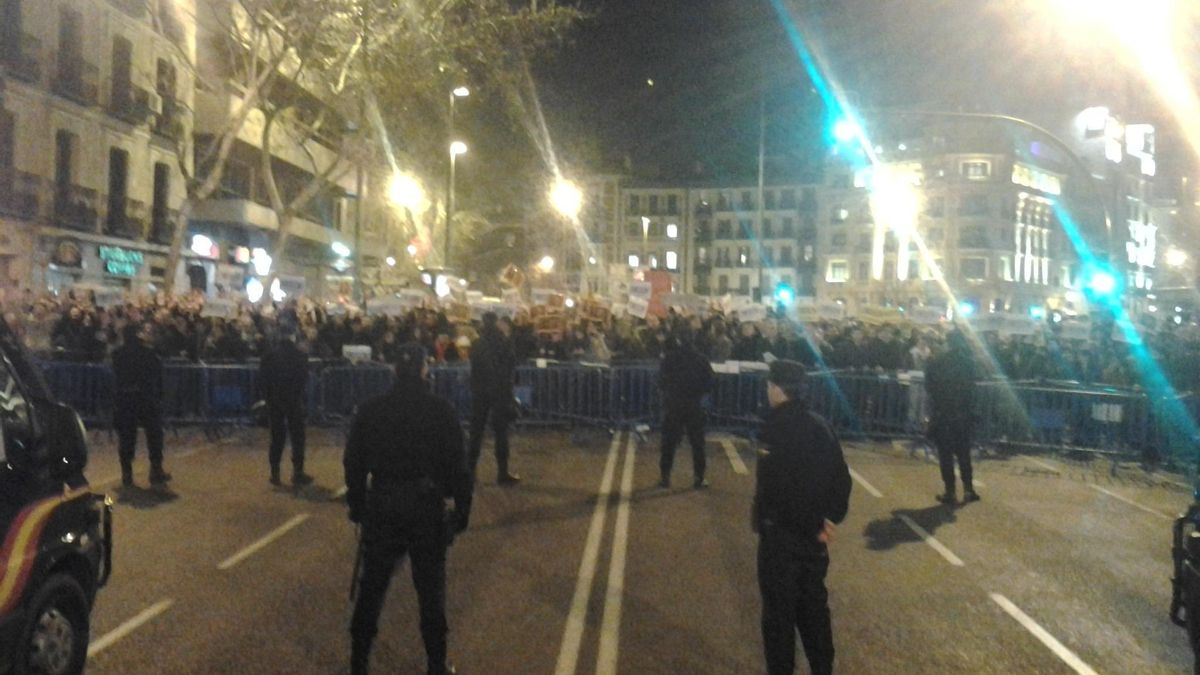 Cientos de personas protestan frente a la sede del PP en Madrid al grito de "este presidente es un delincuente"