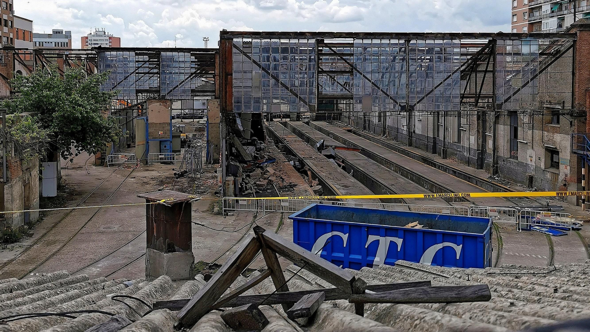 Detalle de un momento de los trabajos de derribo en Cocheras