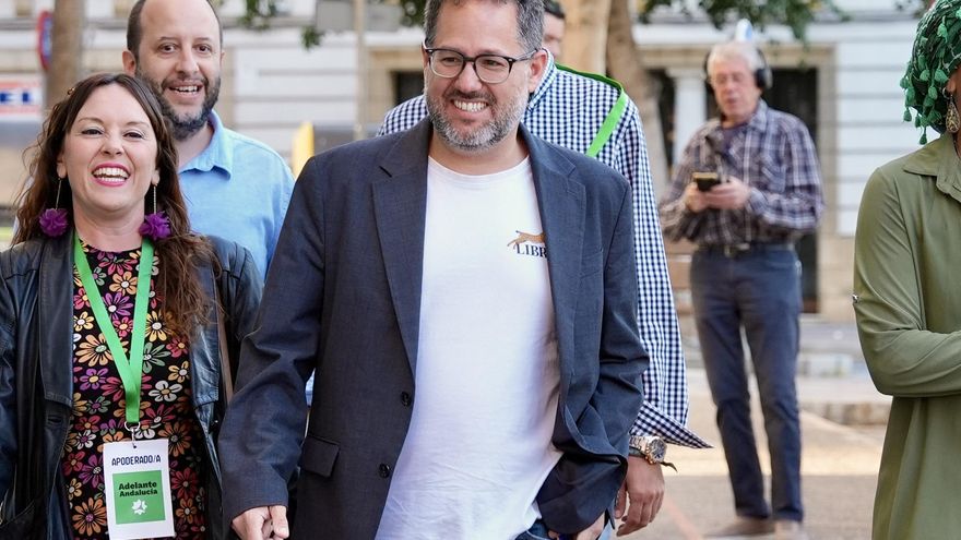 El candidato de Adelante Andalucía, José Ignacio García, a su llegada de la asociación sociocultural “La yerbabuena” en Jerez de la Frontera (Cádiz) para seguir los resultados de los comicios. EFE/ Román Ríos