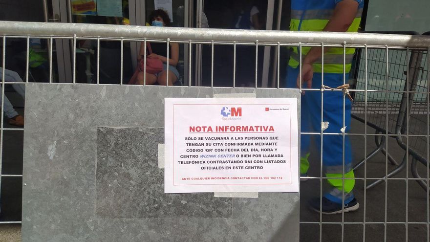 Nota informativa de la Consejería de Sanidad en un centro de vacunación de Madrid