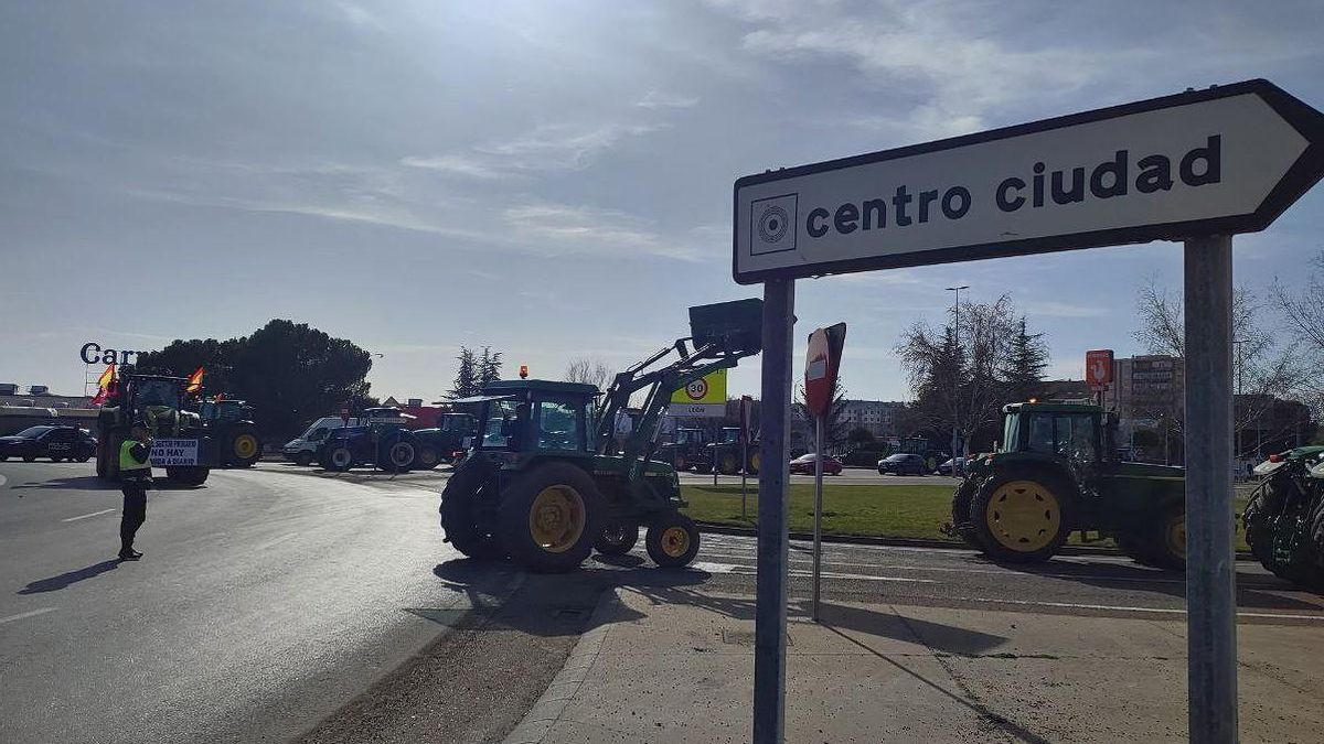 La 'tractorada' de protesta, por la rotonda de Carrefour en la capital de León este jueves.