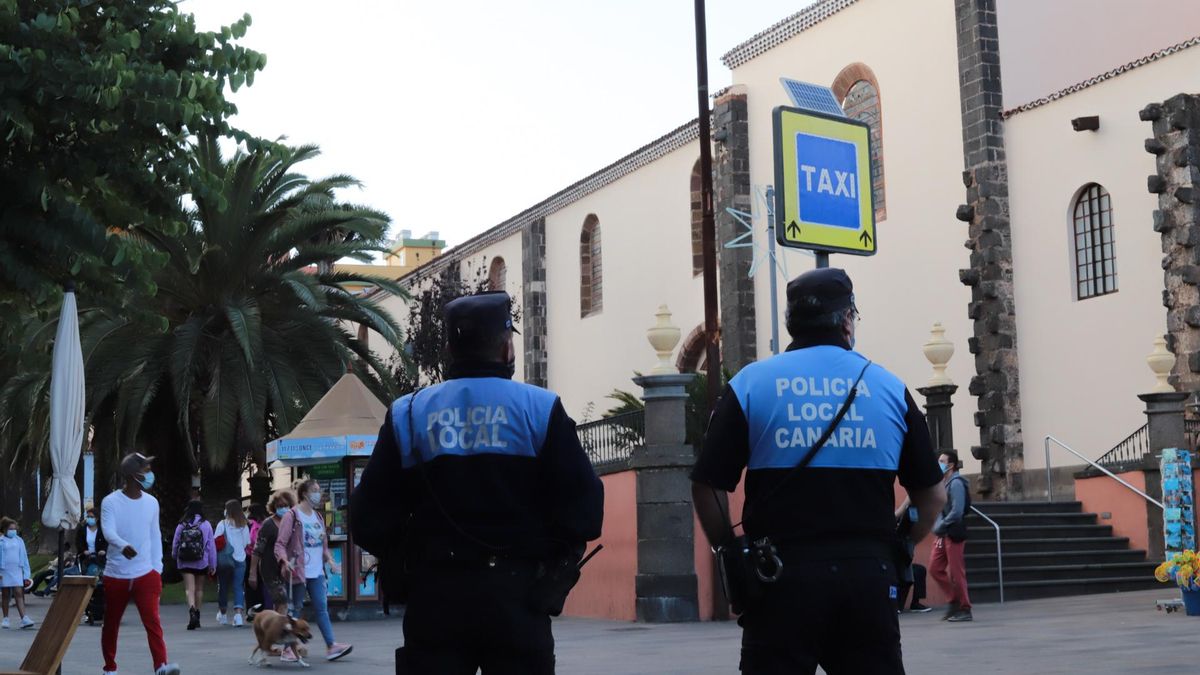 Dos agentes de Policía patrullan las calles de La Laguna este martes