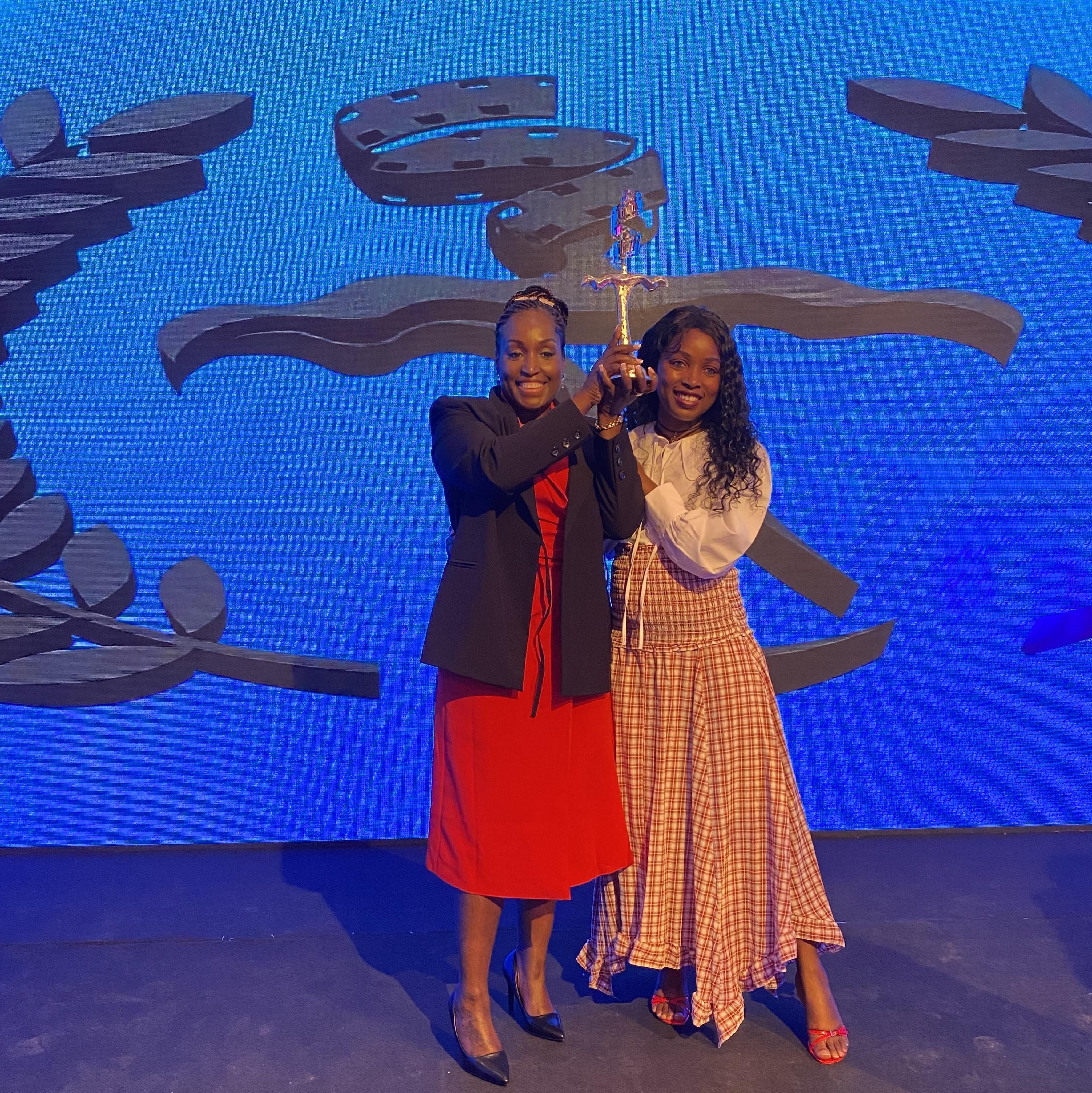 Madalena Augusto y Aïcha Camara, hermana y realizadora del corto "Jimmy", al recibir la mención especial en el festival FICMEC de Nador.