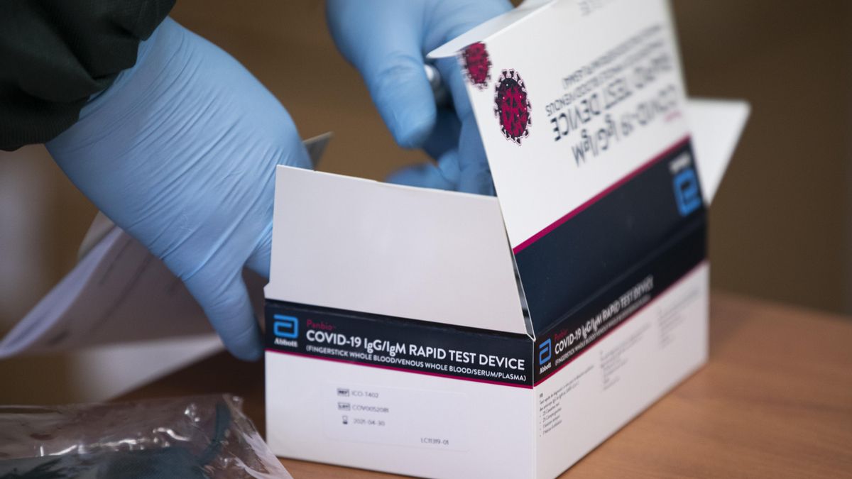 Archivo - Comienzo de test de cribado de Covid-19 a personal docente antes del retorno a la actividad laboral. En la imagen, personal sanitario se prepara para realizar dicha prueba en las instalaciones del Hospital Militar de Sevilla, a 04 de enero de 20