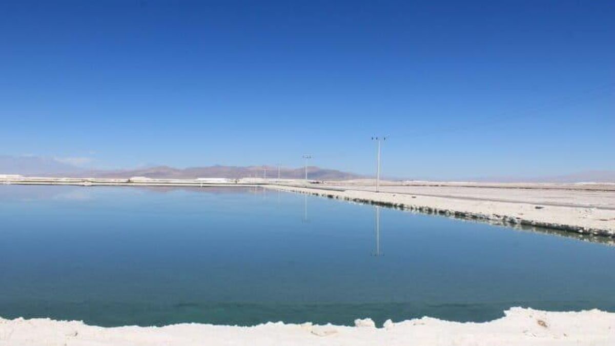 Piscinas de evaporación de litio de la empresa SQM en el Salar de Atacama. Foto: Barinia Montoya