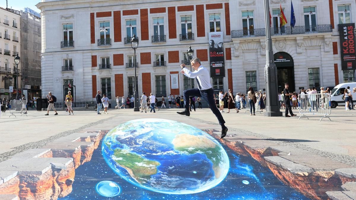 Un trampantojo en el suelo de la Puerta del Sol para concienciar sobre el uso responsable del agua