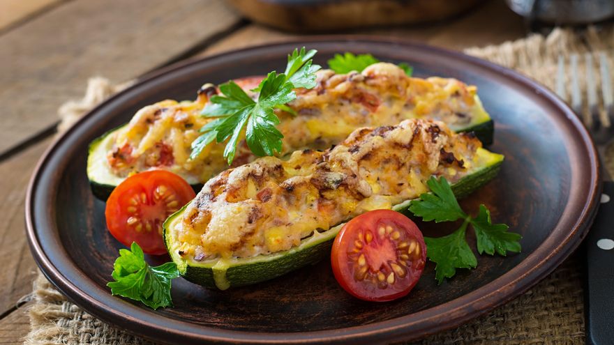 Calabacines al horno rellenos de atún: el plato fácil que siempre da buenos resultados, paso a paso