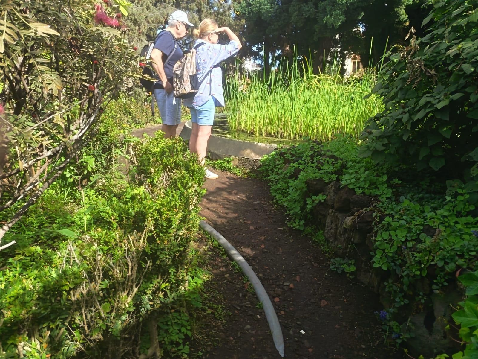 Visitantes, en la Hijuela del Botánico.