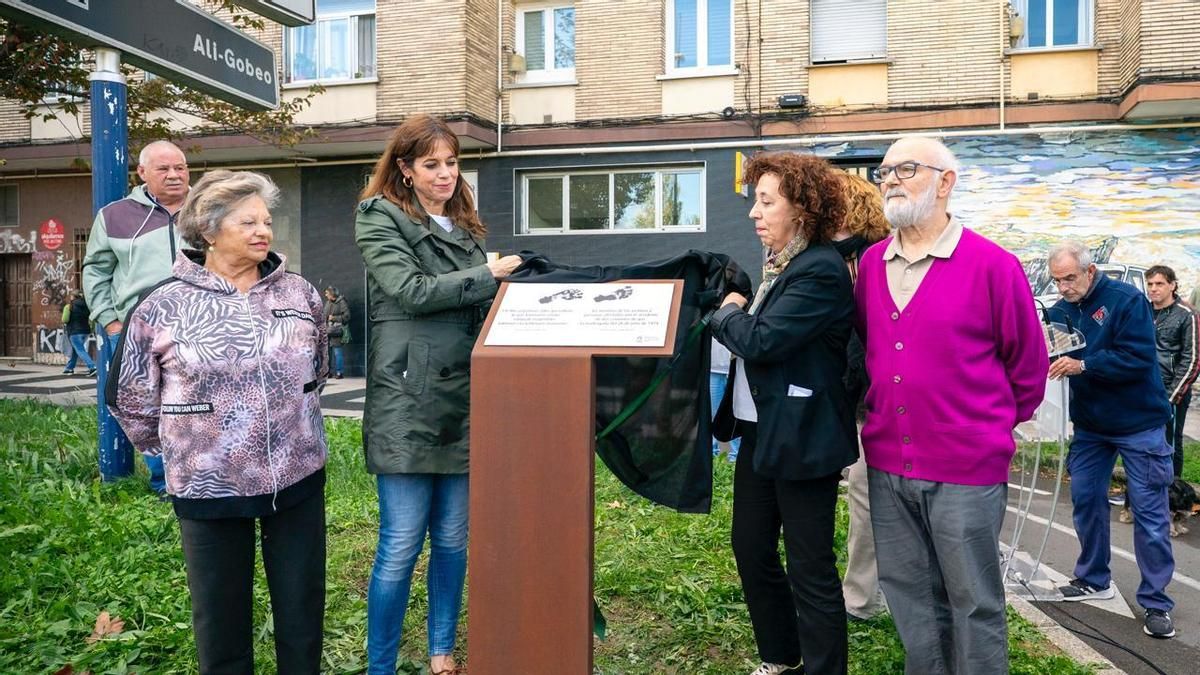 Vitoria llora a las víctimas de la explosión por un choque de camiones en 1974: "La piel se quedaba pegada en el asfalto"