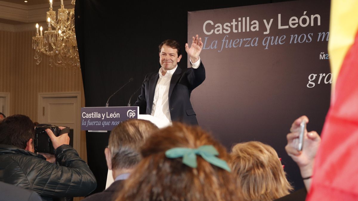 El candidato a la Presidencia de la Junta de Castilla y León por el PP, Alfonso Fernández Mañueco, valora los resultados obtenidos por su formación en los comicios para Castilla y León durante la noche electoral del 13F, en el Hotel Alameda Palace, a 13 de febrero de 2022, en Salamanca, Castilla y León (España). El pasado 20 de diciembre, el presidente de la Junta de Castilla y León rompió el pacto leer más de gobierno con Ciudadanos y convocó elecciones anticipadas. La autonomía ve cómo su décima legislatura llega así a su fin, año y medio antes de tiempo, y afronta las primeras elecciones anticipadas de su historia.