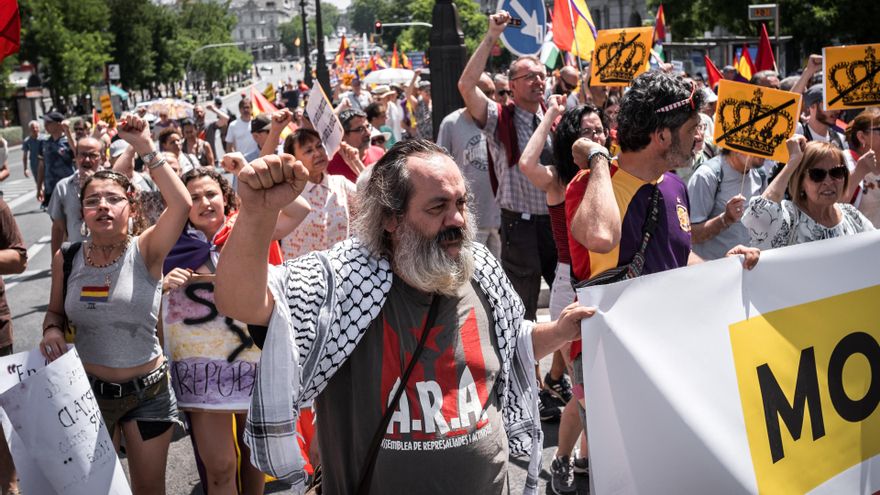 Varias personas durante la II Marcha Republicana, a 15 de junio de 2025, en Madrid (España). La manifestación, convocada bajo el lema ‘Hasta que se vayan’, busca movilizar a la ciudadanía contra la monarquía. Esta edición de la protesta está marcada por e