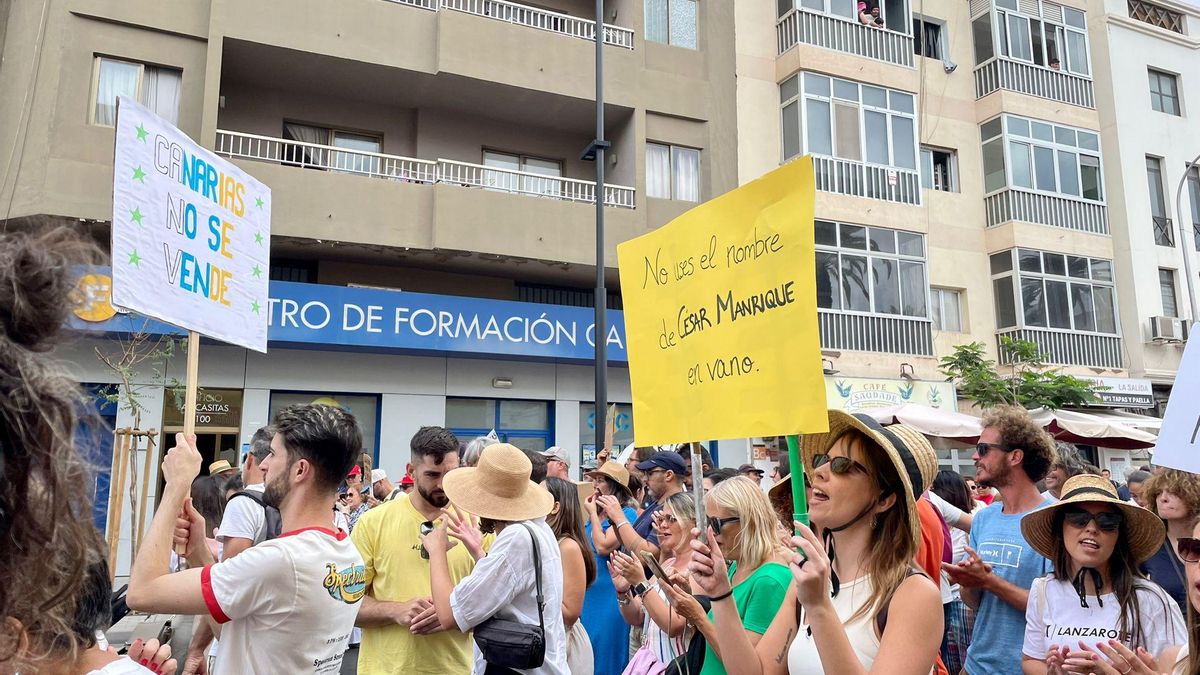 ''No uses el nombre de César Manrique en vano'' puede leerse en uno de los carteles de la manifestación de Lanzarote