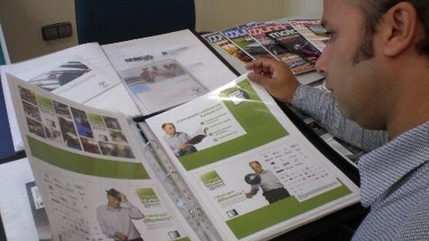 Mikel enseña alguno de sus trabajos.