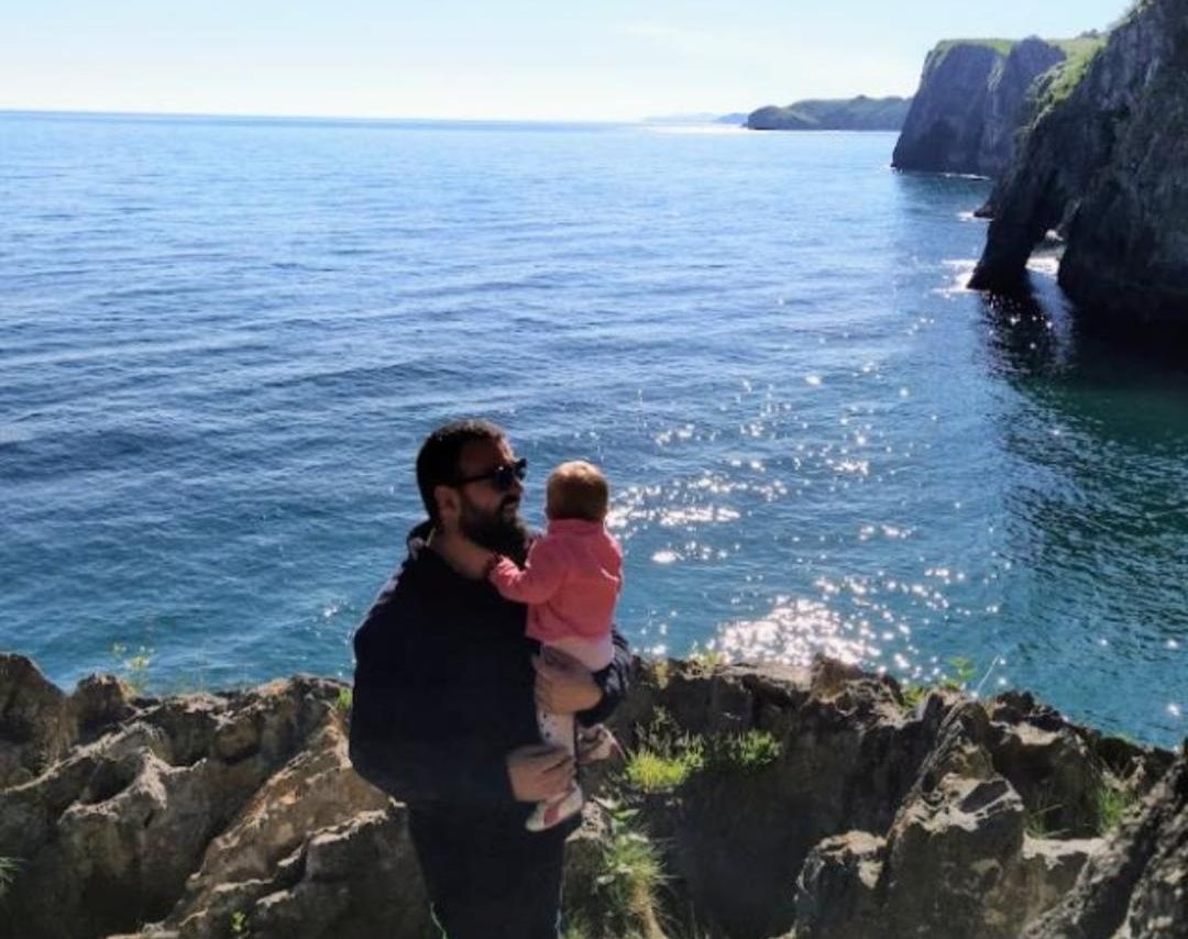 Sergio Narciandi, con su hija.