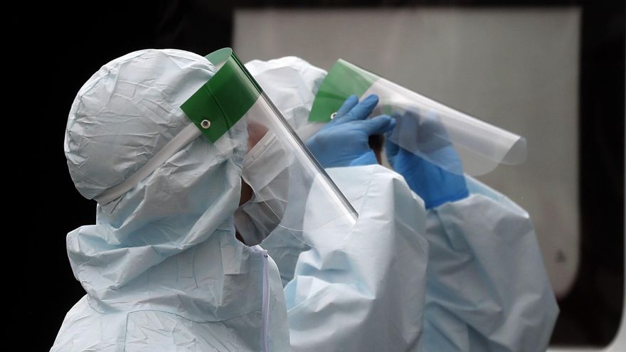 Medical specialists in a protective suits wait for patients at the hospital complex for patients with the COVID-19 EFE/EPA/MAXIM SHIPENKOV