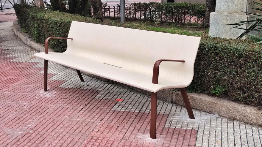 Resuelto el misterio de los nuevos bancos de Madrid: de hormigón, diseño de un premio Pritzker y a prueba en Chamberí