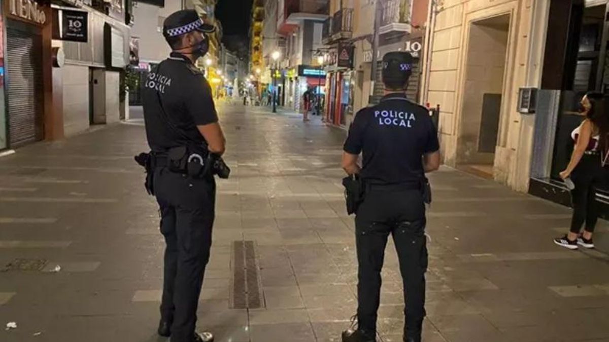 Agentes de la Policía Local de Alicante vigilando una zona de ocio.