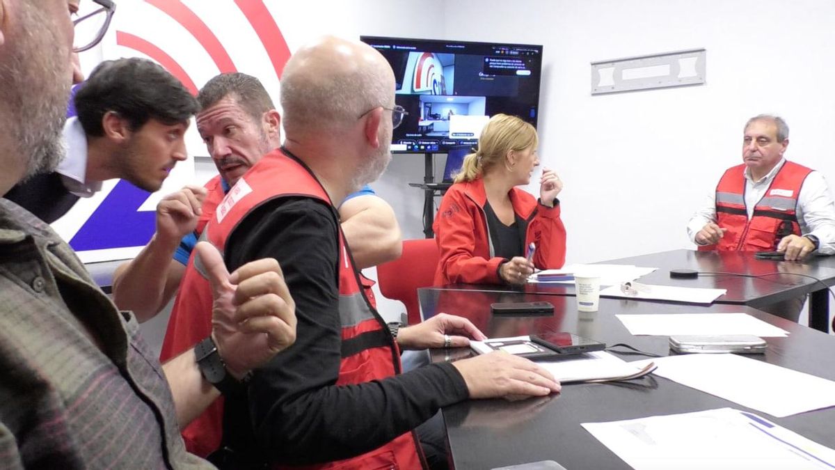 El asesor Marco Presa atiende al secretario autonómico de Emergencias, Emilio Argüeso, durante la reunión del Cecopi.