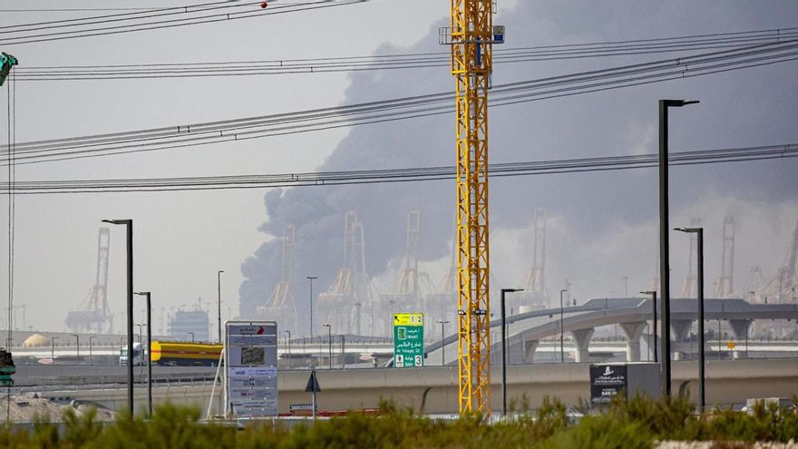 Humo sobre el puerto de Jebel Ali, en Dubai, Emiratos Árabes Unidos, el 1 de marzo de 2026