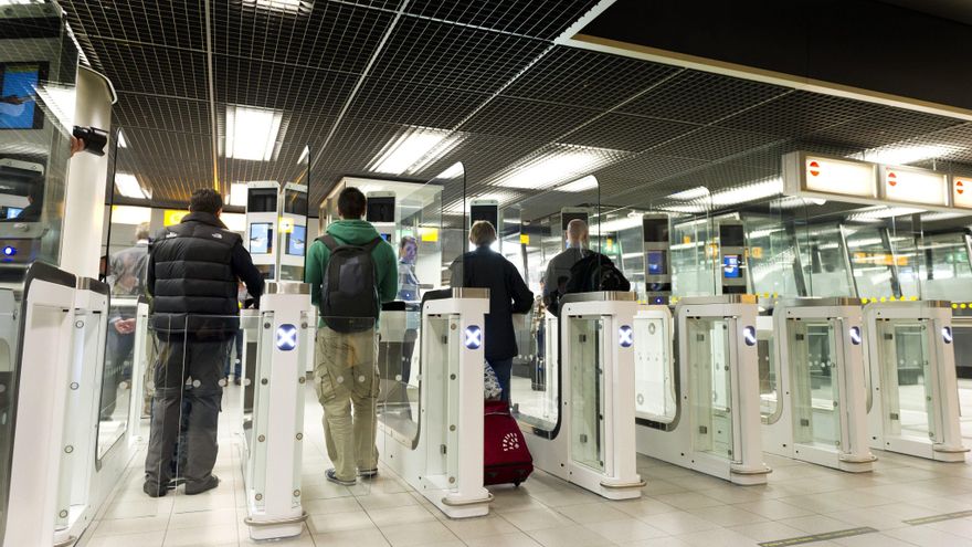 Viajeros chequean sus pasaportes en máquinas autoservicio de control de documentos con un programa de detección de rasgos faciales, en el aeropuerto Schipol, en Amsterdam (Holanda). EFE/ FRANK VAN BEEK/Archivo