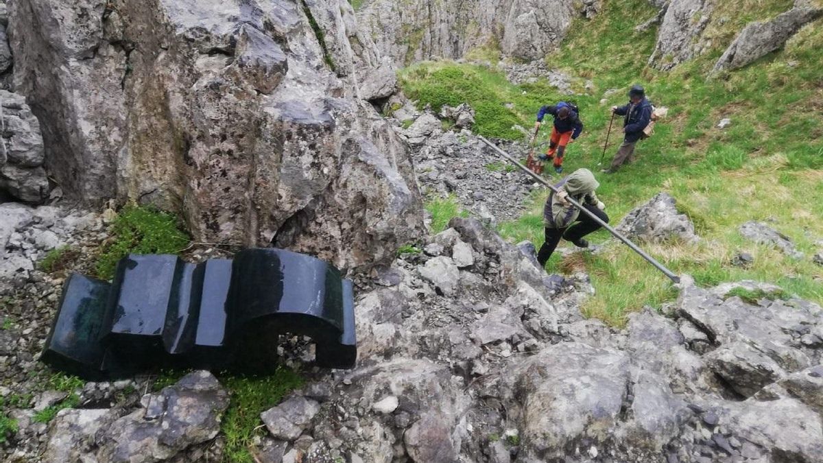 La escultura desaparecida, en el lugar donde ha estado "escondida" estos 20 años, a solo 500 metros de la cima