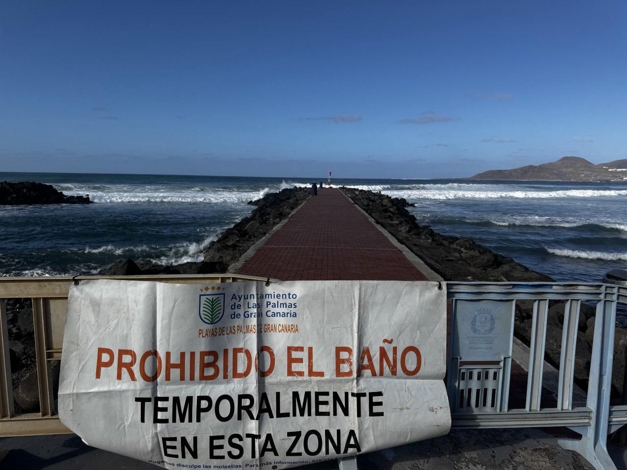 Cartel de "Prohibido el baño" en el Paseo de Las Canteras.