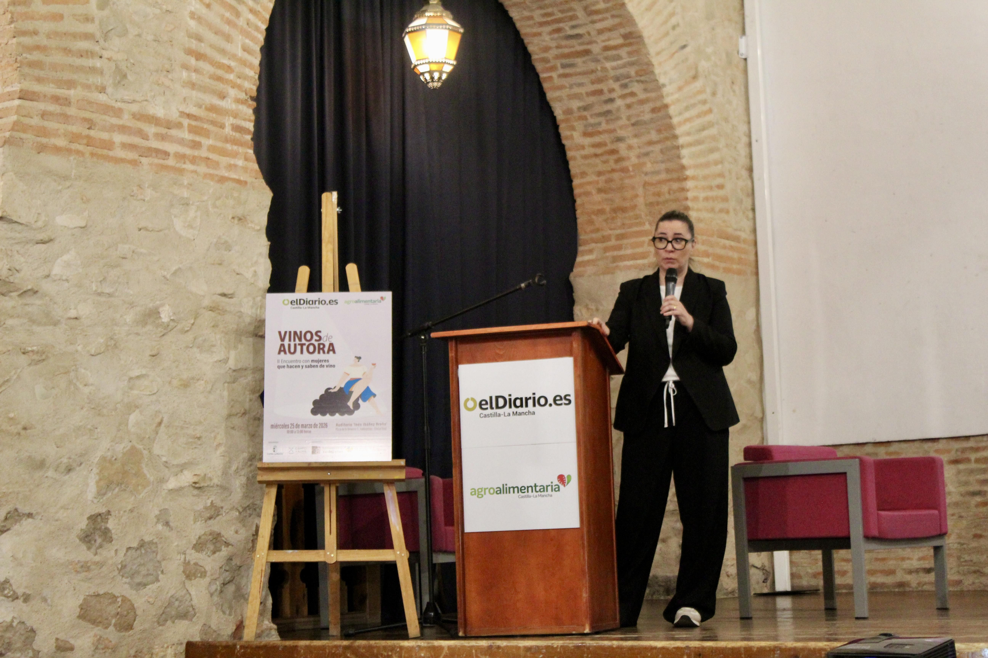 La sumiller Cristina Díaz durante su ponencia en Vinos de Autora