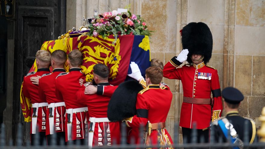 El féretro de Isabel II llega a la Abadía de Westminster.