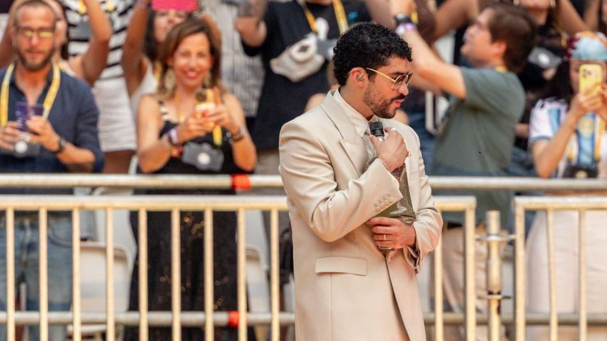 Último concierto de Bad Bunny en Madrid. La alcaldesa de Zaragoza, detrás del cantante en una de las gradas