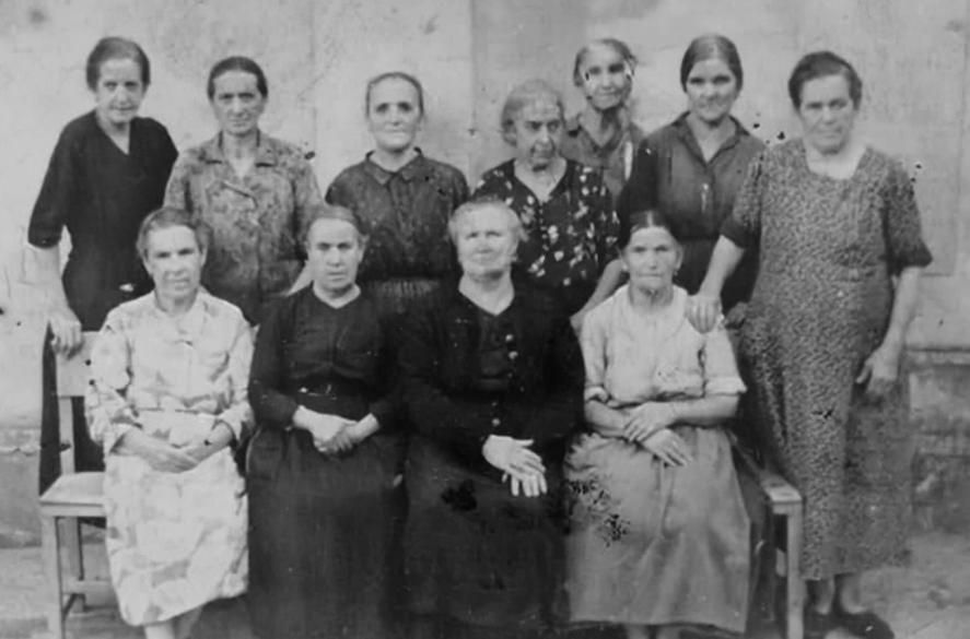 Once de las 13 Rosas de Fuenteálamo fotografiadas en el patio de 
la cárcel de Chinchilla de Montearagón. Fueron recluidas en el castillo chinchillano durante la posguerra. Tenían familiares republicanos encarcelados, huidos, desaparecidos o en el exilio, y fueron llevadas a prisión para que desvelaran los paraderos de sus allegados