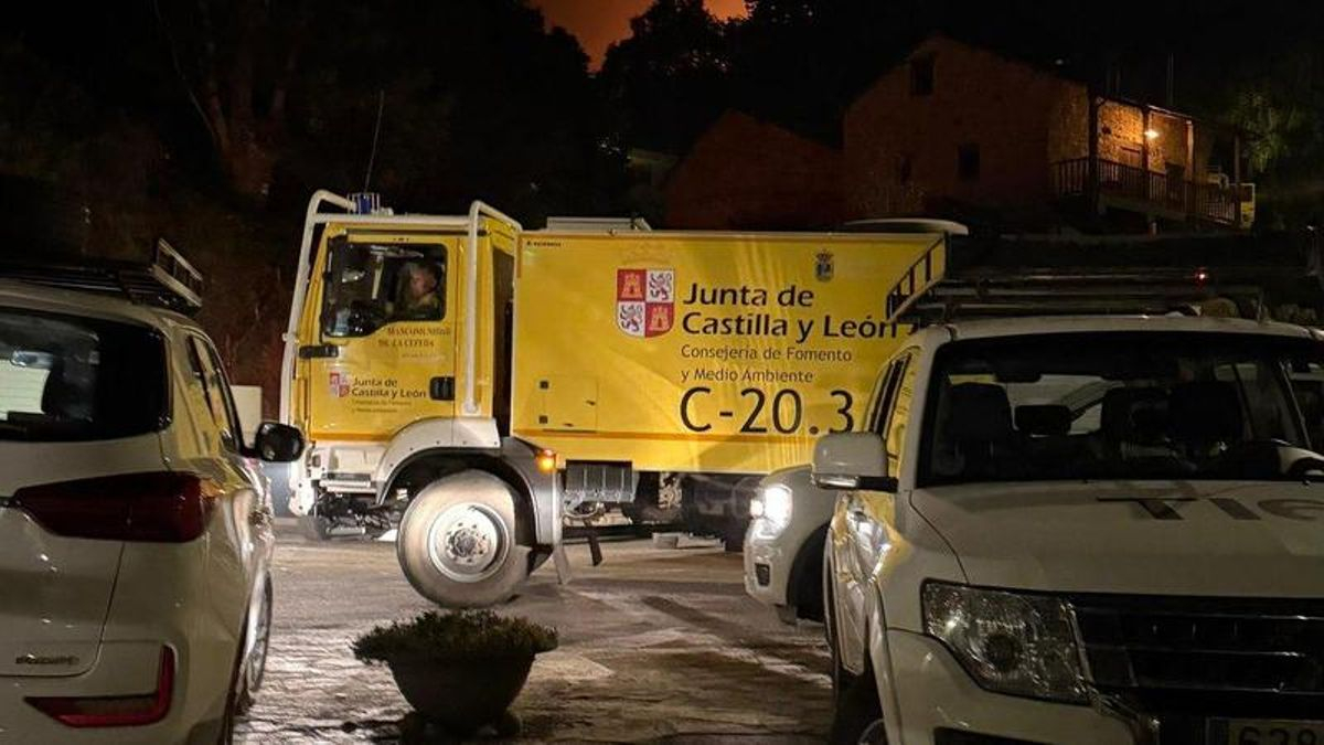 El fuego técnico salva el pueblo de Cela del incendio de Pradela, que quedó confinado toda la noche.